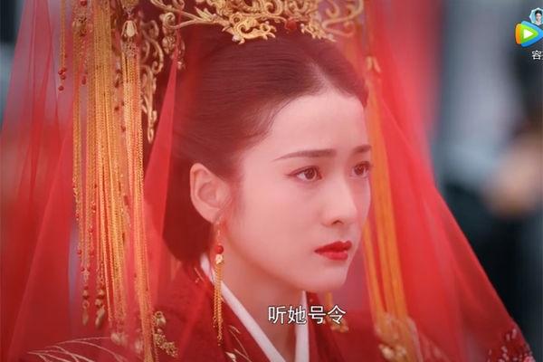 Trương Tuyết Nghênh cũng là một trong những tân nương tử nhận được nhiều khen ngợi trong năm qua. Nhan sắc đẹp thuần khiết của cô trong "Bạch Phát Vương Phi" đã giúp tên tuổi nữ diễn viên bật lên.