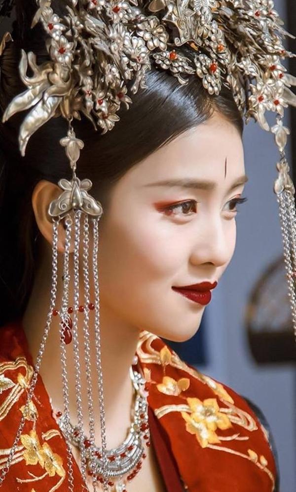 Là một đại nữ ma đầu, tạo hình tân nương của Chiêu Diêu (Bạch Lộc) cũng khác biệt so với những cô dâu bình thường khác. Lối trang điểm của Chiêu Diêu đậm hơn thông thường, tạo nên nét yêu nghiệt và quyền lực.