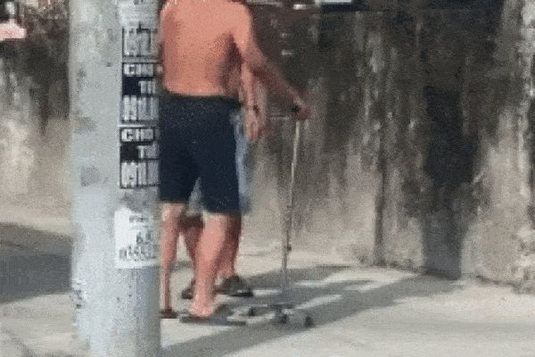 Clip: Cụ ông tai biến, đứng không vững vẫn bị con trai lực lưỡng sút mạnh vào chân suýt ngã ngửa-1