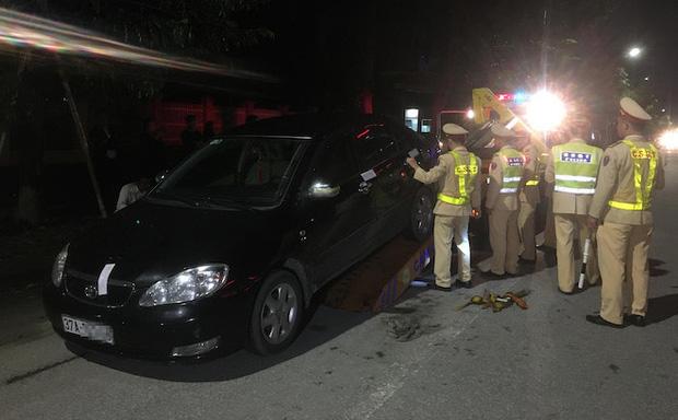 Tài xế đóng cửa bỏ chạy khi bị CSGT dừng xe đo nồng độ cồn-1