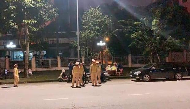 Tài xế đóng cửa bỏ chạy khi bị CSGT dừng xe đo nồng độ cồn-2