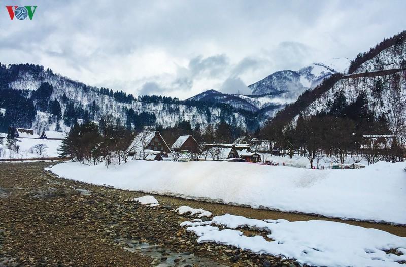 Shirakawa-go có nghĩa là bạch xuyên hương, làng của con sông trắng. Cái tên có lẽ bắt nguồn từ việc làng nằm trong một thung lũng, bao quanh bởi dòng sông và những ngọn núi cao, hùng vĩ hiểm trở.