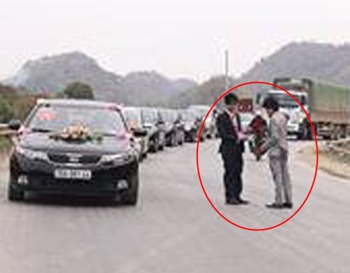 Tình cờ gặp nhau trên đường, hai cô dâu có hành động khiến quan khách ngỡ ngàng-1