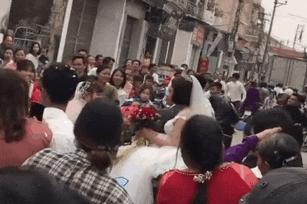 Tình cờ gặp nhau trên đường, hai cô dâu có hành động khiến quan khách ngỡ ngàng