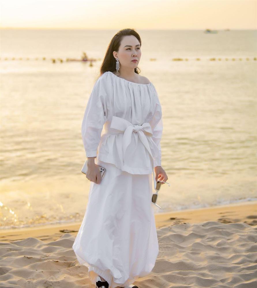 Phượng Chanel lại tự dìm hàng vì yêu thích trang phục lùng bùng như chú hề-3