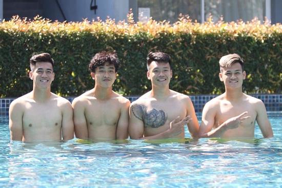 Cầu thủ U23 Việt Nam cởi áo khoe body ở bể bơi