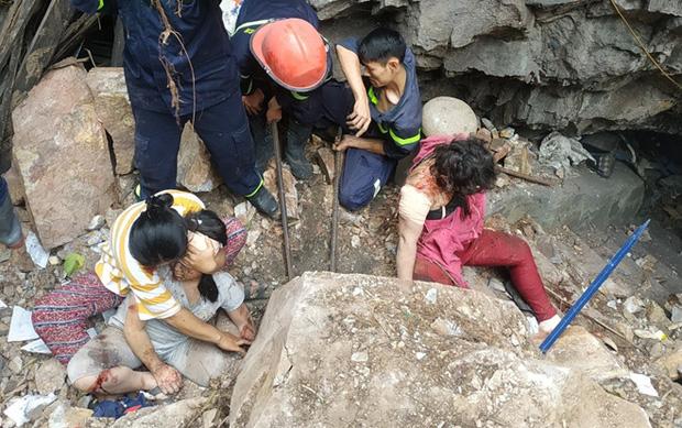 Cảnh khốn cùng của 2 mẹ con bị đá tảng lăn từ trên núi đè-1