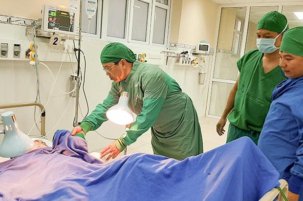 Cảnh khốn cùng của 2 mẹ con bị đá tảng lăn từ trên núi đè-4