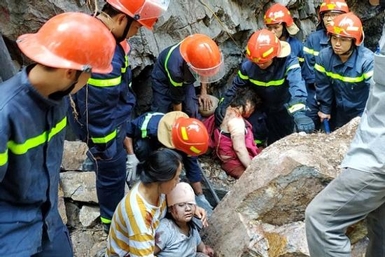 Cảnh khốn cùng của 2 mẹ con bị đá tảng lăn từ trên núi đè