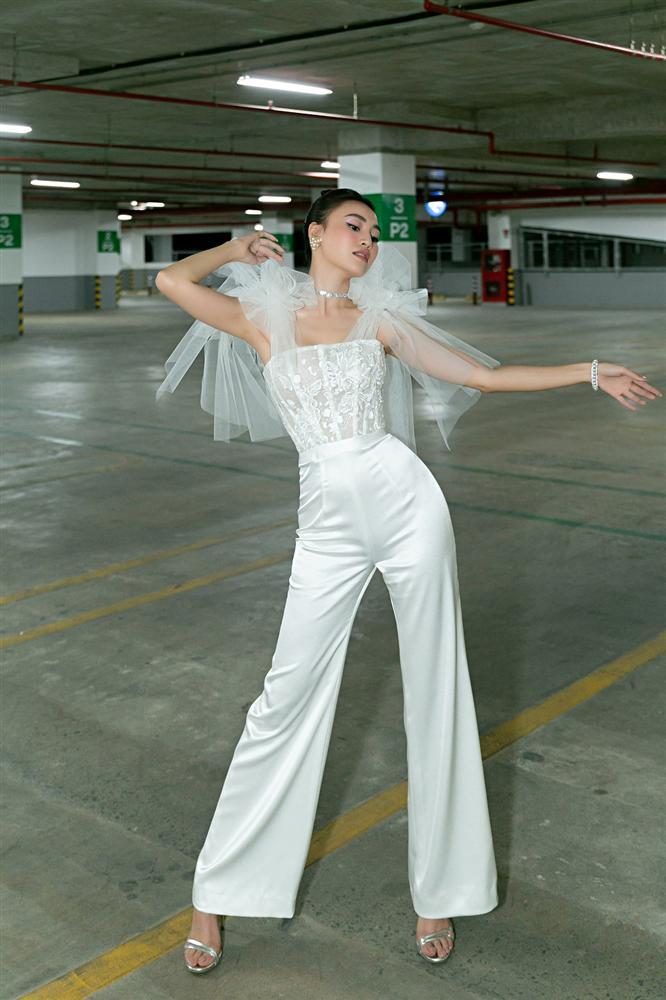 Hồi hộp cho lần đầu hát live, Lan Ngọc tranh thủ ôn bài ngay tại bãi xe-2