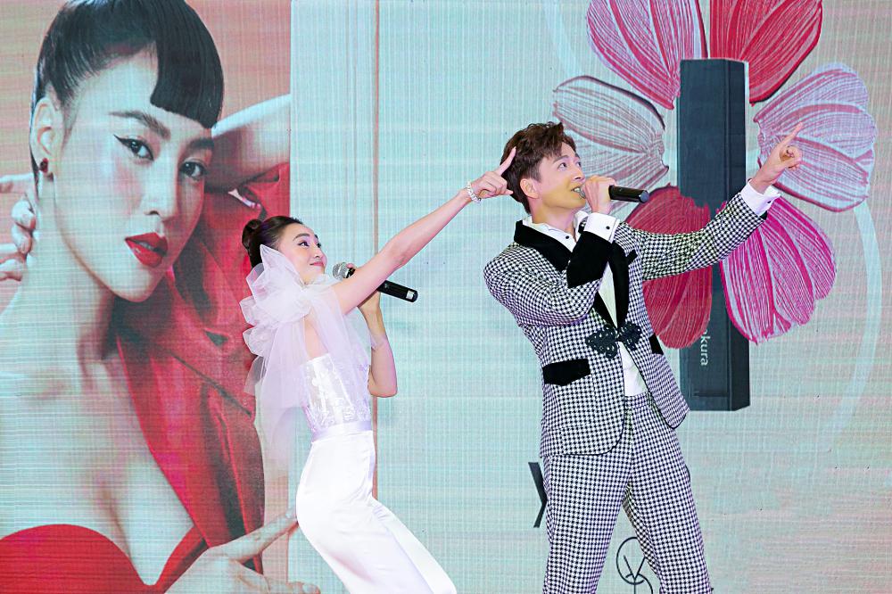 Hồi hộp cho lần đầu hát live, Lan Ngọc tranh thủ ôn bài ngay tại bãi xe-7