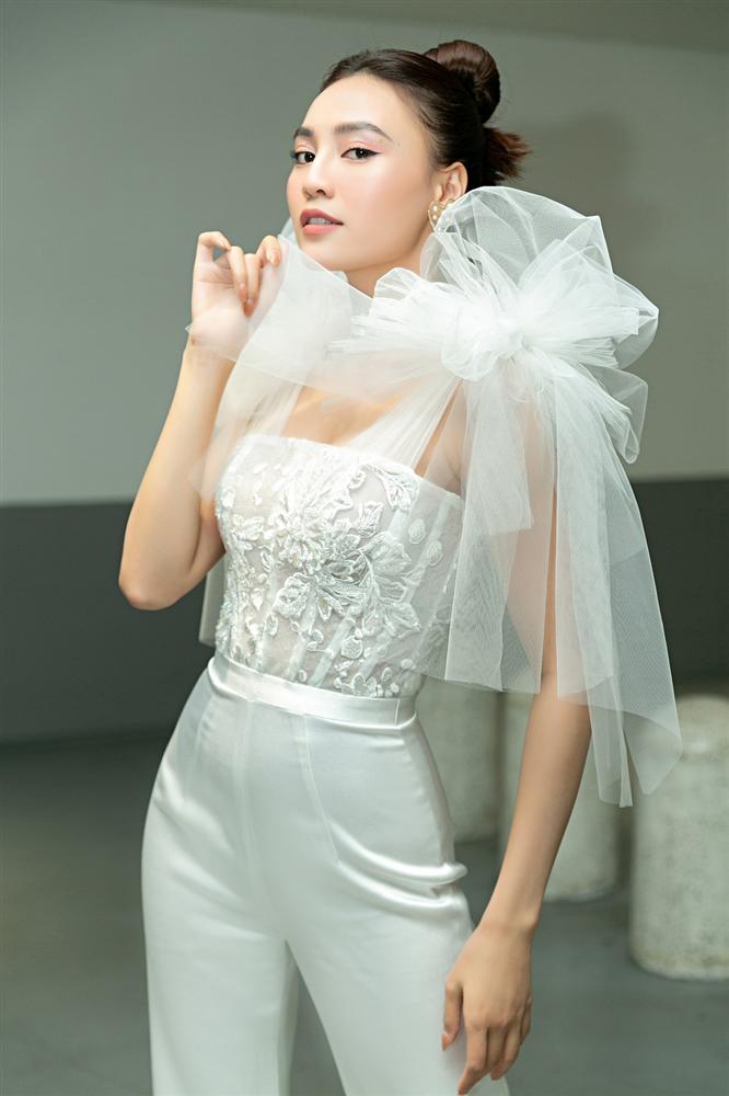 Hồi hộp cho lần đầu hát live, Lan Ngọc tranh thủ ôn bài ngay tại bãi xe-8