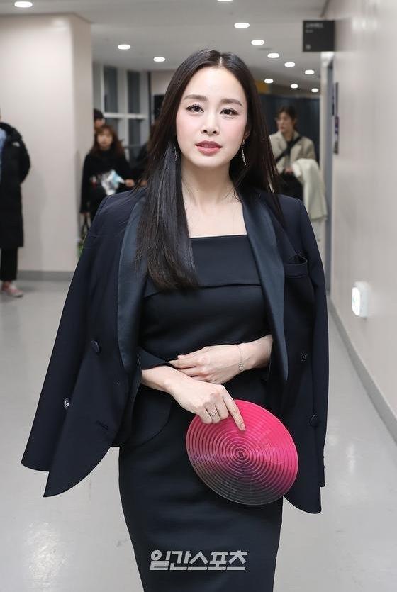 Kim Tae Hee gây thất vọng vì nhan sắc tụt dốc, thân hình kém thon thả trong lễ trao giải Golden Disc Awards 2020-3