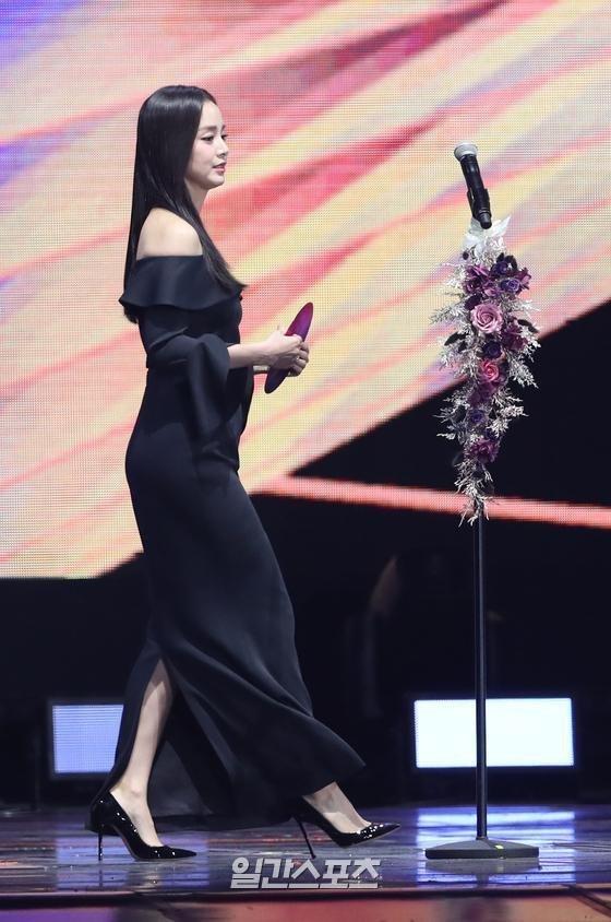 Kim Tae Hee gây thất vọng vì nhan sắc tụt dốc, thân hình kém thon thả trong lễ trao giải Golden Disc Awards 2020-5