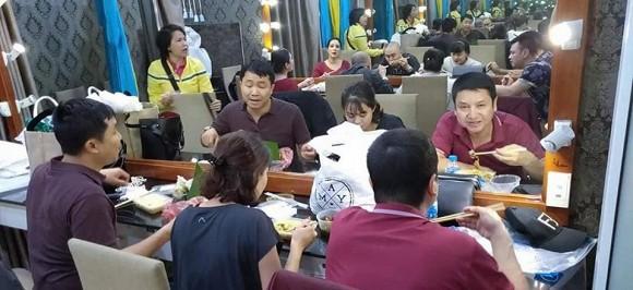 Nhìn ảnh các nghệ sĩ ăn vội vàng khi tập cho chương trình Gặp nhau cuối năm: Fan nhìn thấy thương!-2