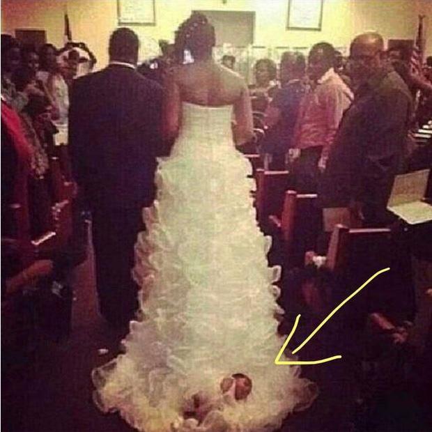 Cô dâu làm cả cộng đồng mạng phẫn nộ khi buộc con mới sinh vào đuôi váy cưới kéo lê trên lễ đường-1