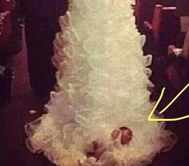 Cô dâu làm cả cộng đồng mạng phẫn nộ khi buộc con mới sinh vào đuôi váy cưới kéo lê trên lễ đường-2