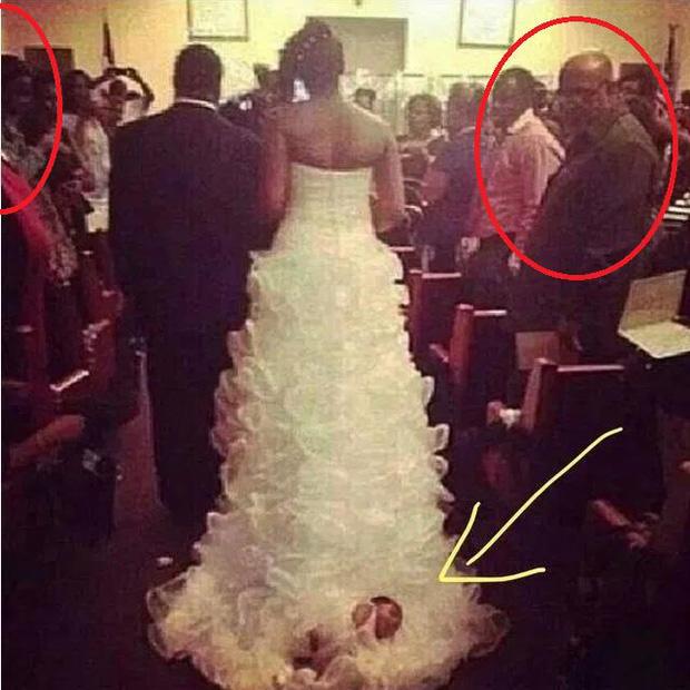 Cô dâu làm cả cộng đồng mạng phẫn nộ khi buộc con mới sinh vào đuôi váy cưới kéo lê trên lễ đường-3