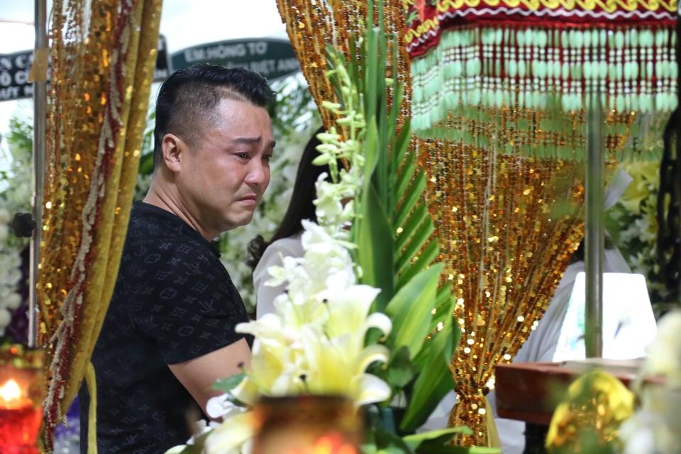 Lý Hùng, Vân Sơn bật khóc trước linh cữu NSƯT Nguyễn Chánh Tín-3