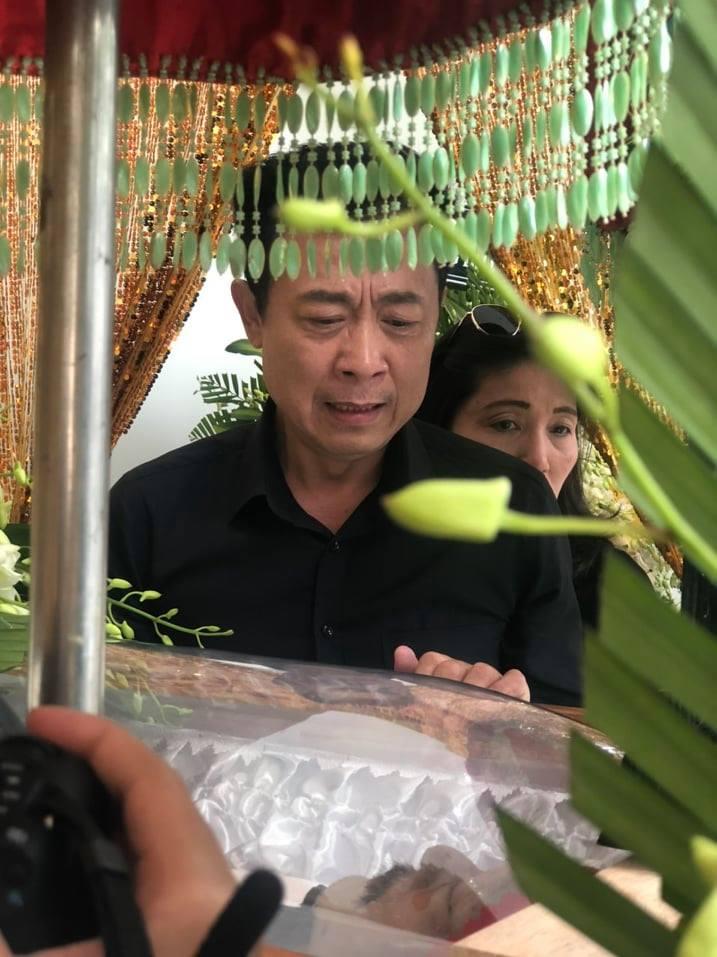 Lý Hùng, Vân Sơn bật khóc trước linh cữu NSƯT Nguyễn Chánh Tín-4