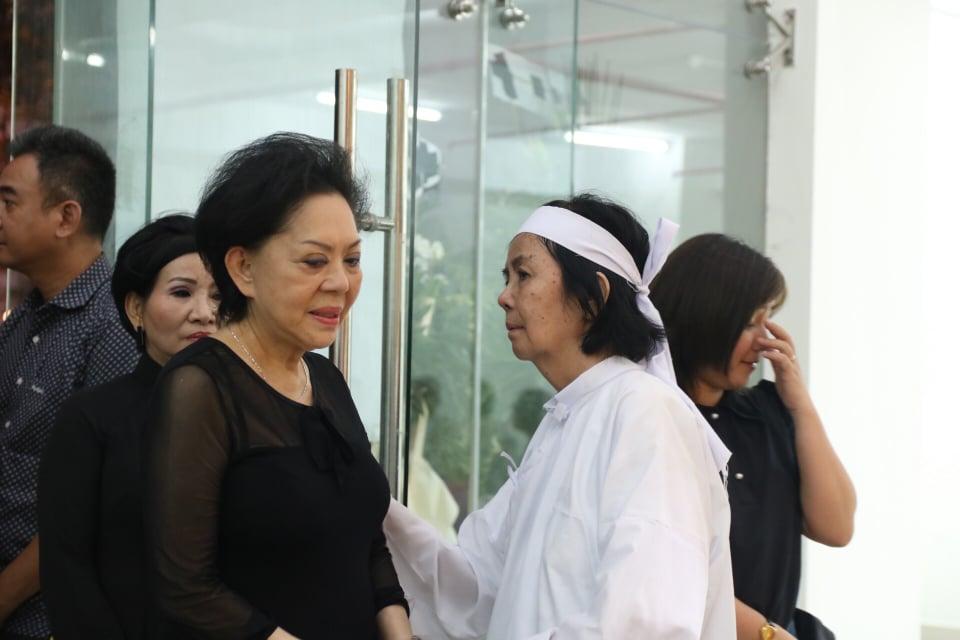 Lý Hùng, Vân Sơn bật khóc trước linh cữu NSƯT Nguyễn Chánh Tín-6