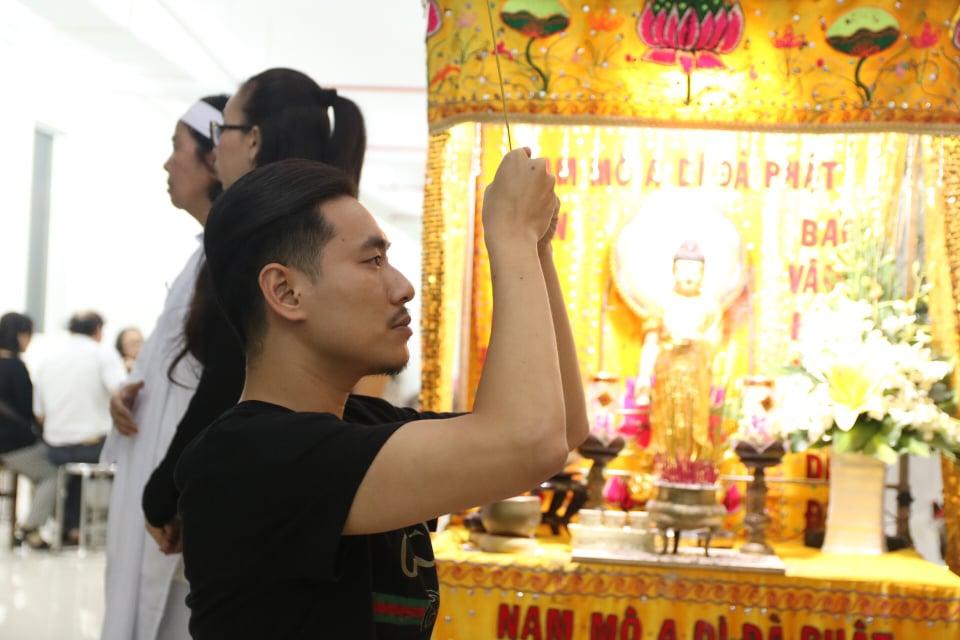 Lý Hùng, Vân Sơn bật khóc trước linh cữu NSƯT Nguyễn Chánh Tín-9