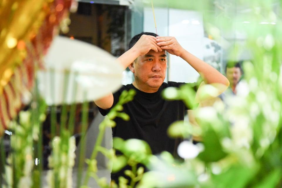 Lý Hùng, Vân Sơn bật khóc trước linh cữu NSƯT Nguyễn Chánh Tín-11