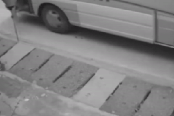 Clip: Thấy chiếc xe đỗ bên đường, người đàn ông cầm đá liên tục đập vào đầu ô tô gây bức xúc ở Đà Nẵng-3