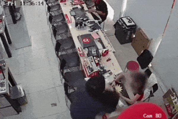 Clip: Người đàn ông đang bế con nhỏ bỗng vung tay tát thẳng vào mặt nữ nhân viên làm cô khóc nức nở