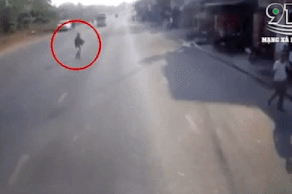 Clip: Tài xế xe bồn 'phanh cháy lốp' ngay trước đầu người phụ nữ chạy bộ sang đường