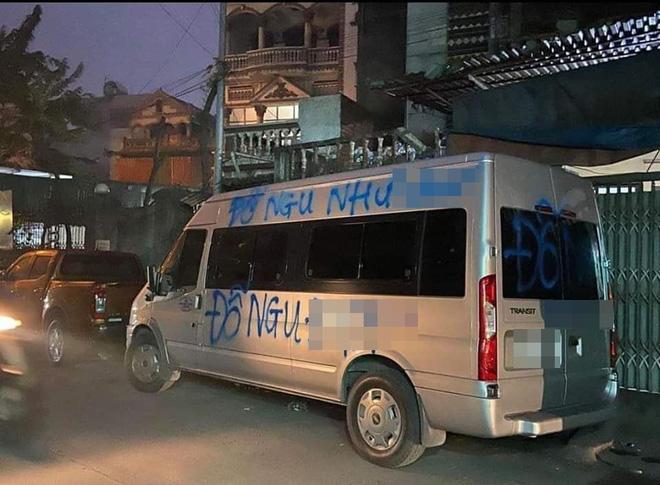 Đỗ xe chắn ngang cửa nhà người khác rồi rời đi vài tiếng, tài xế tá hỏa khi nhìn dòng chữ bị sơn trên xe-1