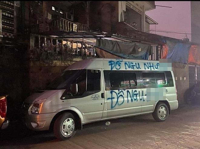 Đỗ xe chắn ngang cửa nhà người khác rồi rời đi vài tiếng, tài xế tá hỏa khi nhìn dòng chữ bị sơn trên xe-2