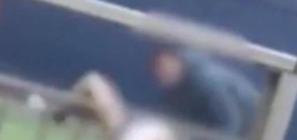 Cặp đôi ân ái trên bãi cỏ như chốn không người bị phát cảnh trực tiếp trên mạng-2