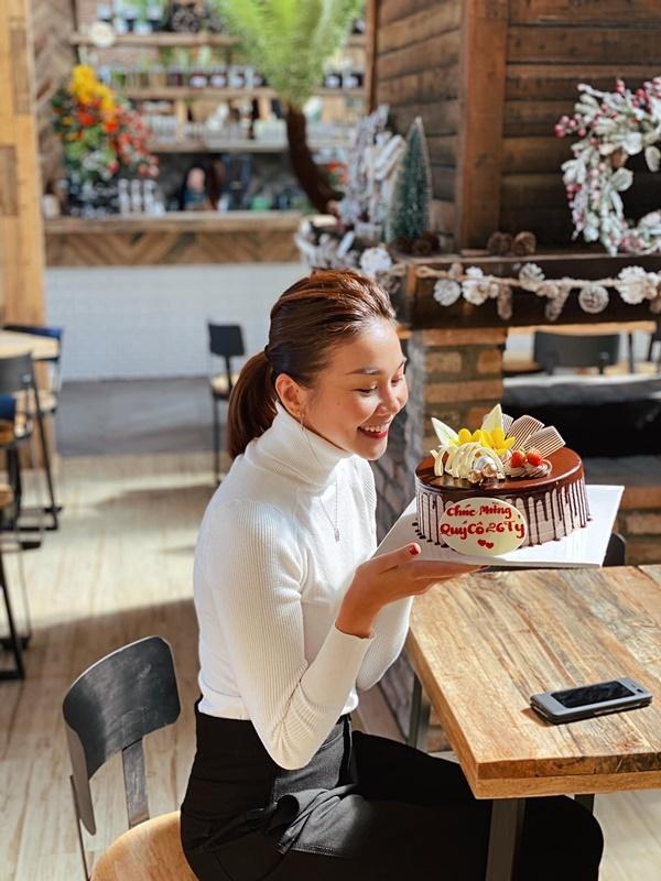 Chơi lớn như fans Thanh Hằng: Xăm thần tượng lên người, bao nguyên cả rạp chiếu-7