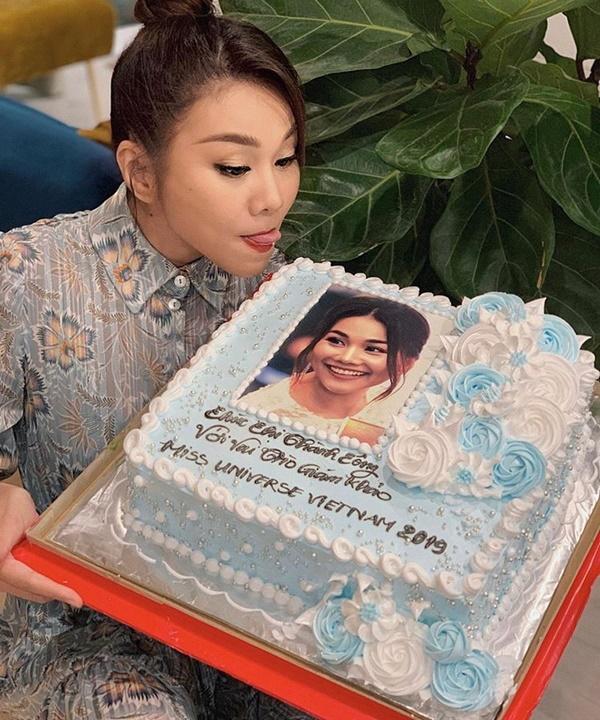 Chơi lớn như fans Thanh Hằng: Xăm thần tượng lên người, bao nguyên cả rạp chiếu-8