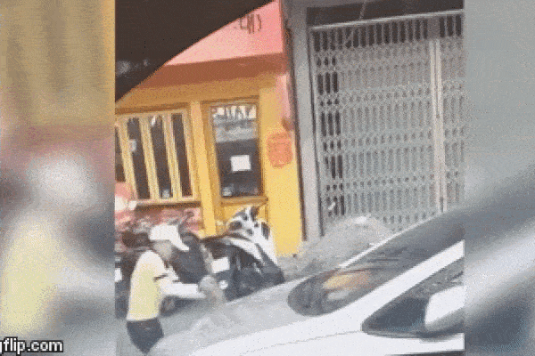 Clip: Thấy chiếc xe đỗ bên đường, người đàn ông cầm đá liên tục đập vào đầu ô tô gây bức xúc ở Đà Nẵng