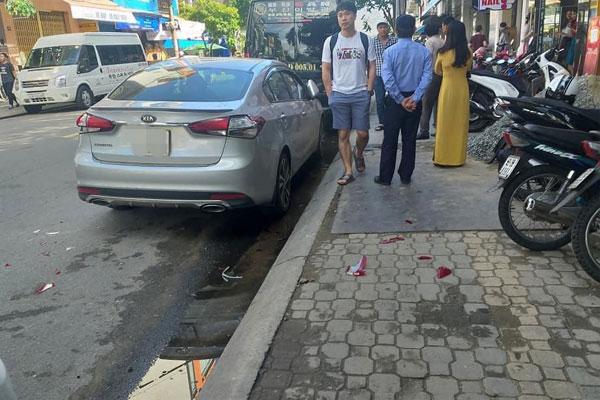 Clip: Thấy chiếc xe đỗ bên đường, người đàn ông cầm đá liên tục đập vào đầu ô tô gây bức xúc ở Đà Nẵng-2