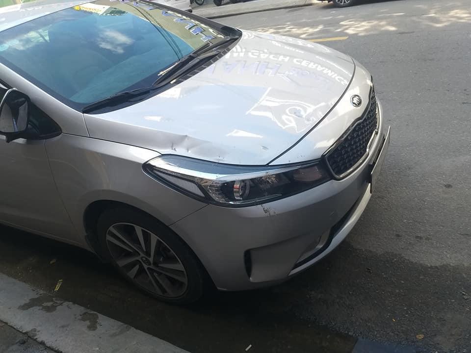 Clip: Thấy chiếc xe đỗ bên đường, người đàn ông cầm đá liên tục đập vào đầu ô tô gây bức xúc ở Đà Nẵng-1