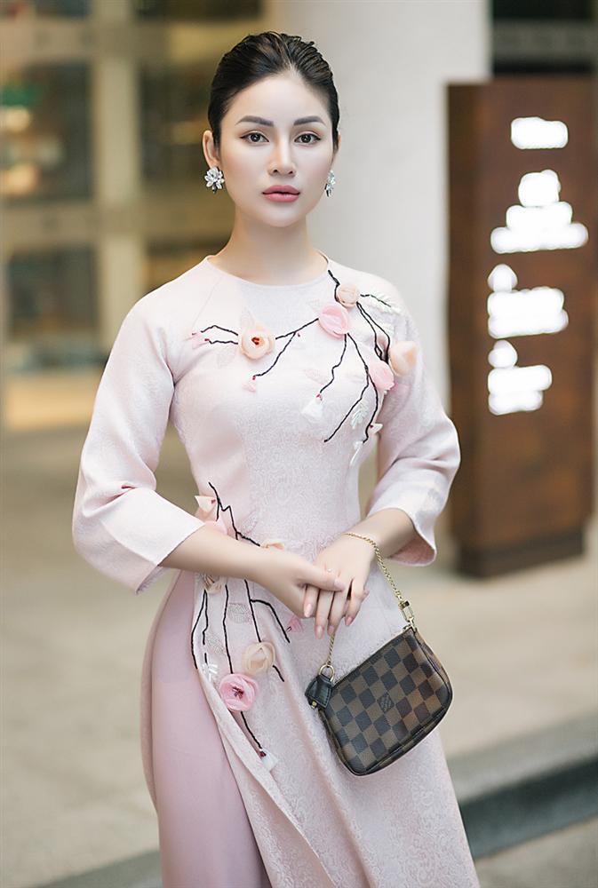 Chỉ cao 1m50, MC lùn nhất làng truyền hình vẫn có bí quyết mặc đẹp như mẫu-5