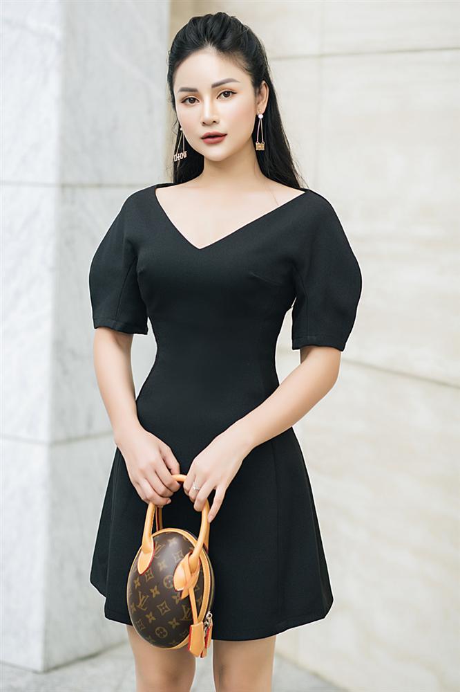 Chỉ cao 1m50, MC lùn nhất làng truyền hình vẫn có bí quyết mặc đẹp như mẫu-2