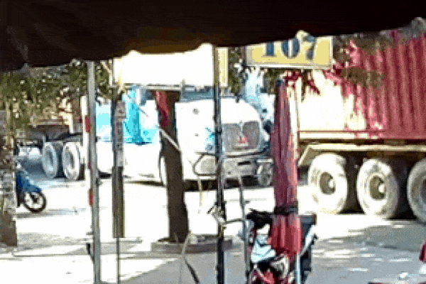 Clip: Kẻ lạ mặt mang bọc thuốc đặt trước cửa nhà dân ở Hà Nội, 5 sau phát nổ như bom-2