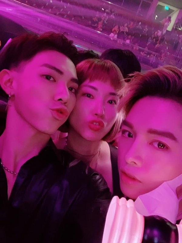 Cặp anh em thân thiết Đức Phúc, Erik được biết là những fanboy cứng cựa của BLACKPINK. Không chỉ thường xuyên rủ nhau cover nhạc Hắc Hường, hai thành viên của gia đình "Hoa dâm bụt" còn không ngại “đu” theo idol trên mọi nẻo đường.