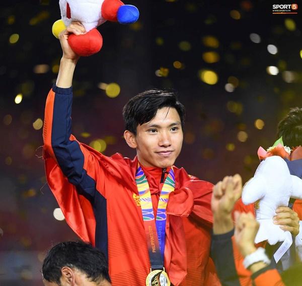 Sau thành công của đội tuyển U22 tại SEA Games, cầu thủ trẻ Đoàn Văn Hậu lập tức được nhiều người săn đón. Cư dân mạng đã vào tài khoản Instagram cá nhân của anh chàng và tìm được nhiều thông tin thú vị. Hóa ra Đoàn Văn Hậu lại chính là fan của BLACKPINK.
