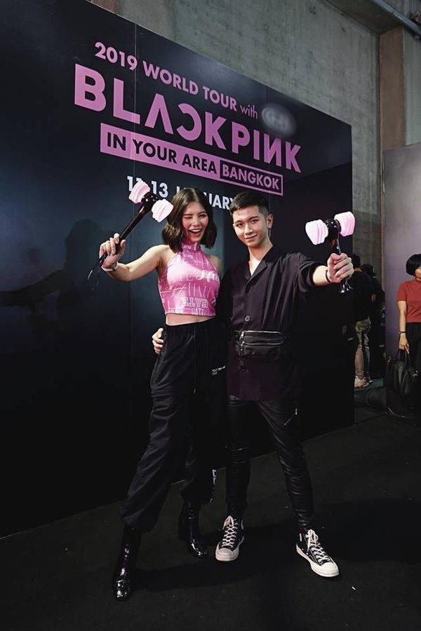 Là “fan ruột” của 4 cô gái nhà YG, Đỗ Hoàng Dương cũng săn bằng được tấm vé tham dự concert tại xứ chùa vàng.