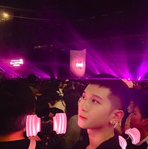 Không chỉ thế, học trò Noo Phước Thịnh còn được phong danh hiệu “fanboy may mắn nhất hệ mặt trời” khi từng tình cờ chạm mặt Lisa đến ba lần sau đêm concert.