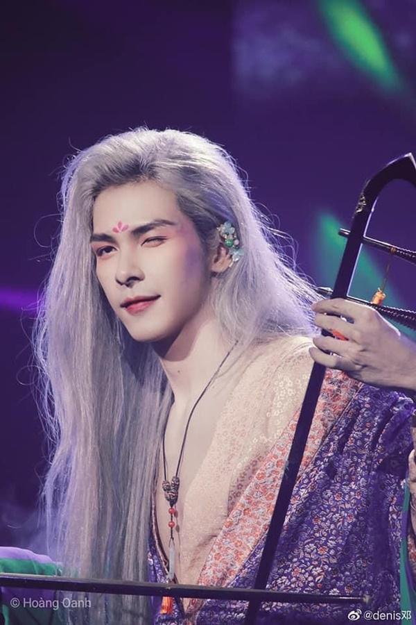 Nổi tiếng với vai diễn Bạch Liên trong MV "Tự Tâm" của Nguyễn Trần Trung Quân, Denis Đặng đang là gương mặt được nhiều bạn trẻ Việt yêu mến bởi vẻ ngoài chuẩn nam thần cùng tính cách thân thiện, dễ thương. Không chỉ thế, anh còn rất được lòng fan Kpop mà đặc biệt là người hâm mộ BlackPink.