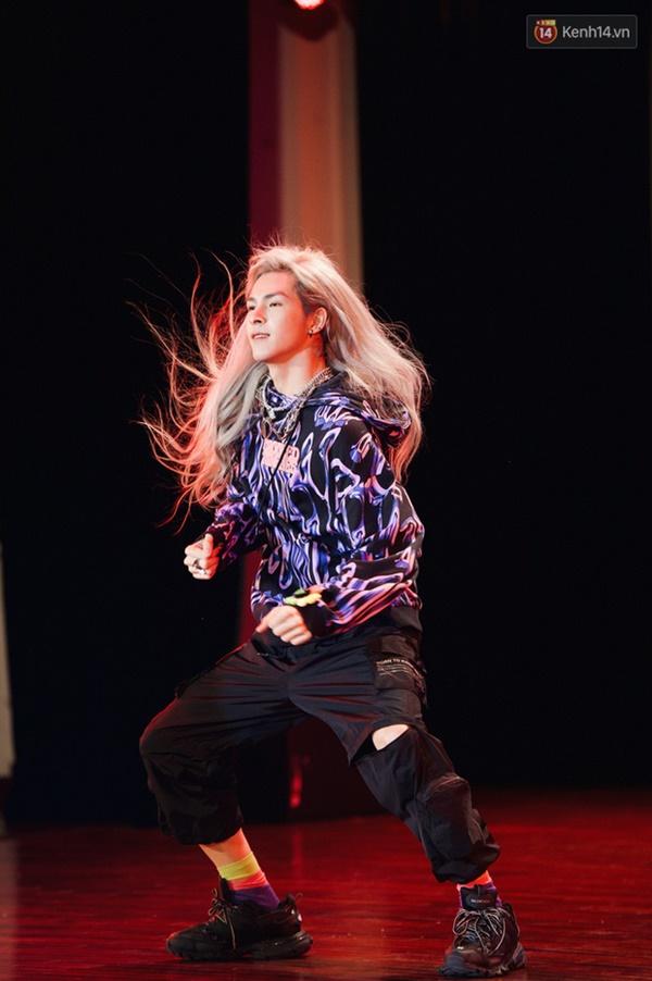 Trong buổi fanmeeting cuối tháng 12 vừa qua, Denis đã khiến dân tình trầm trồ khi khoe khả năng vũ đạo cực đỉnh của mình. Cả hai ca khúc “đinh” của Hắc Hường là Kill This Love lẫn Ddu-Du Ddu-Du đều được anh chàng cover dance rất chuẩn chỉnh không kém gì vũ công chuyên nghiệp.