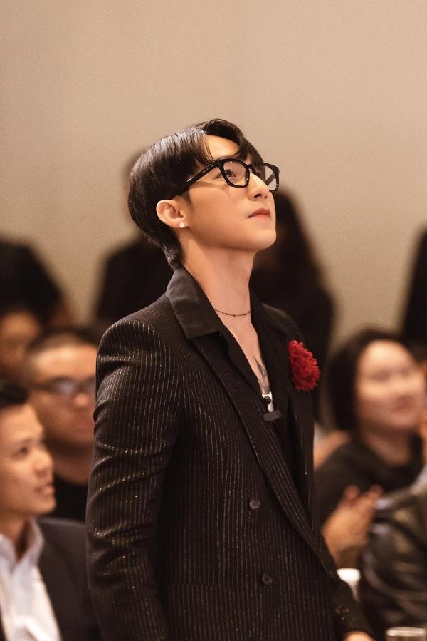 Điều này đã khiến fan hâm mộ nháo nhào cho rằng Sơn Tùng là một "fan ngầm" của BLACKPINK nhưng không công khai.