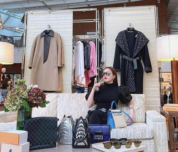 Dàn sao Việt đua nhau ‘đập hộp’, khoe hàng hiệu đầu năm 2020-6