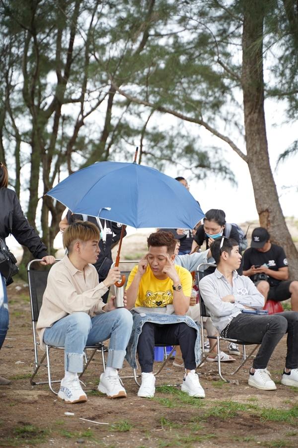 Đức Phúc tận tình chăm sóc Trường Giang trên phim trường 30 Chưa Phải Tết-4